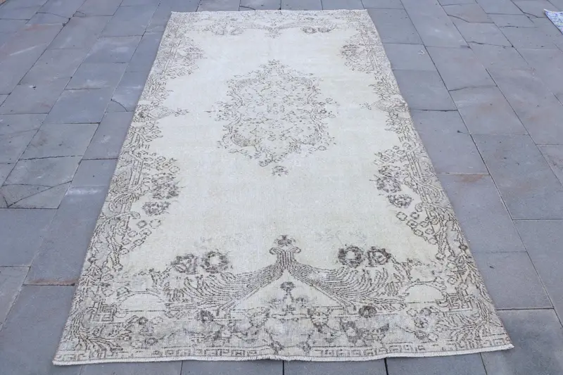 Teppich mit Tiermotiv in Braun und Grün, 140 x 255 cm