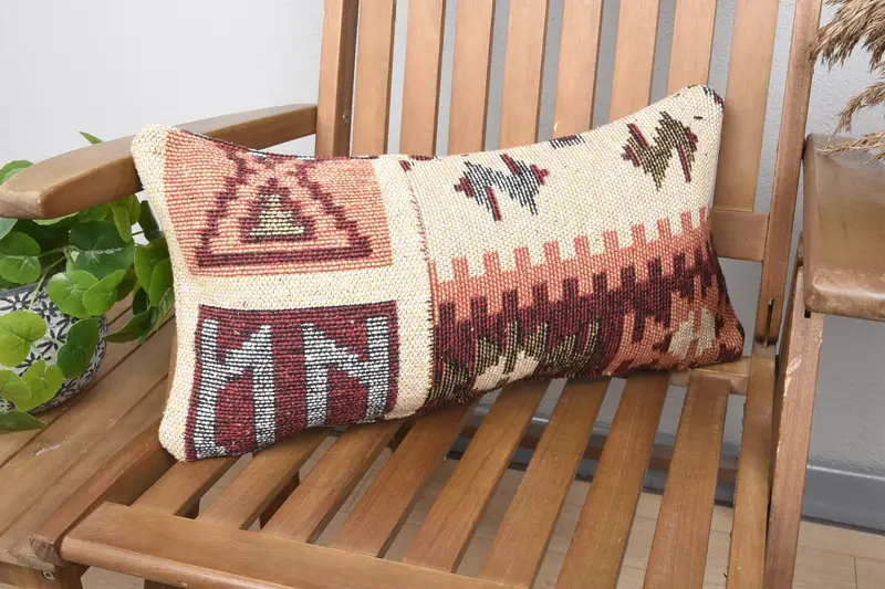 Geometrik İşlemeli Kırlent, Bej ve Kırmızı Keten Yastık