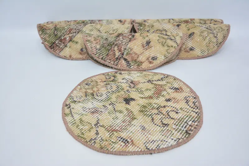 エレガントなベージュとグリーンのプレースマット、ユニークなキリムデザインのプレースマット