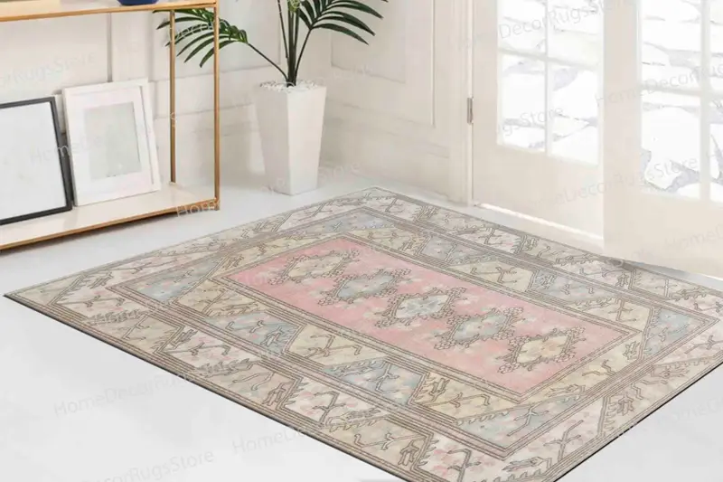 Geometrik Pembe Baskılı Halı: Yumuşak Tonlar, Modern Tasarım