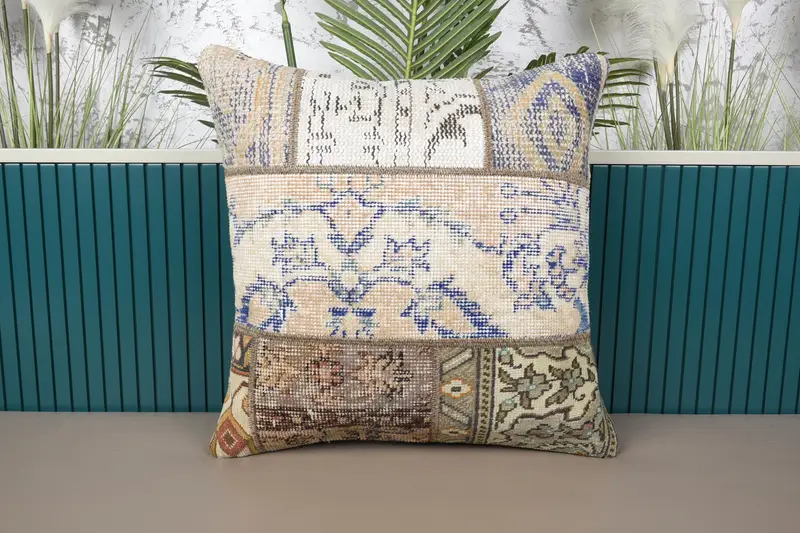Besticktes Patchwork-Wurfkissen in Beige und Bronze, handgefertigtes Vintage-Kissen