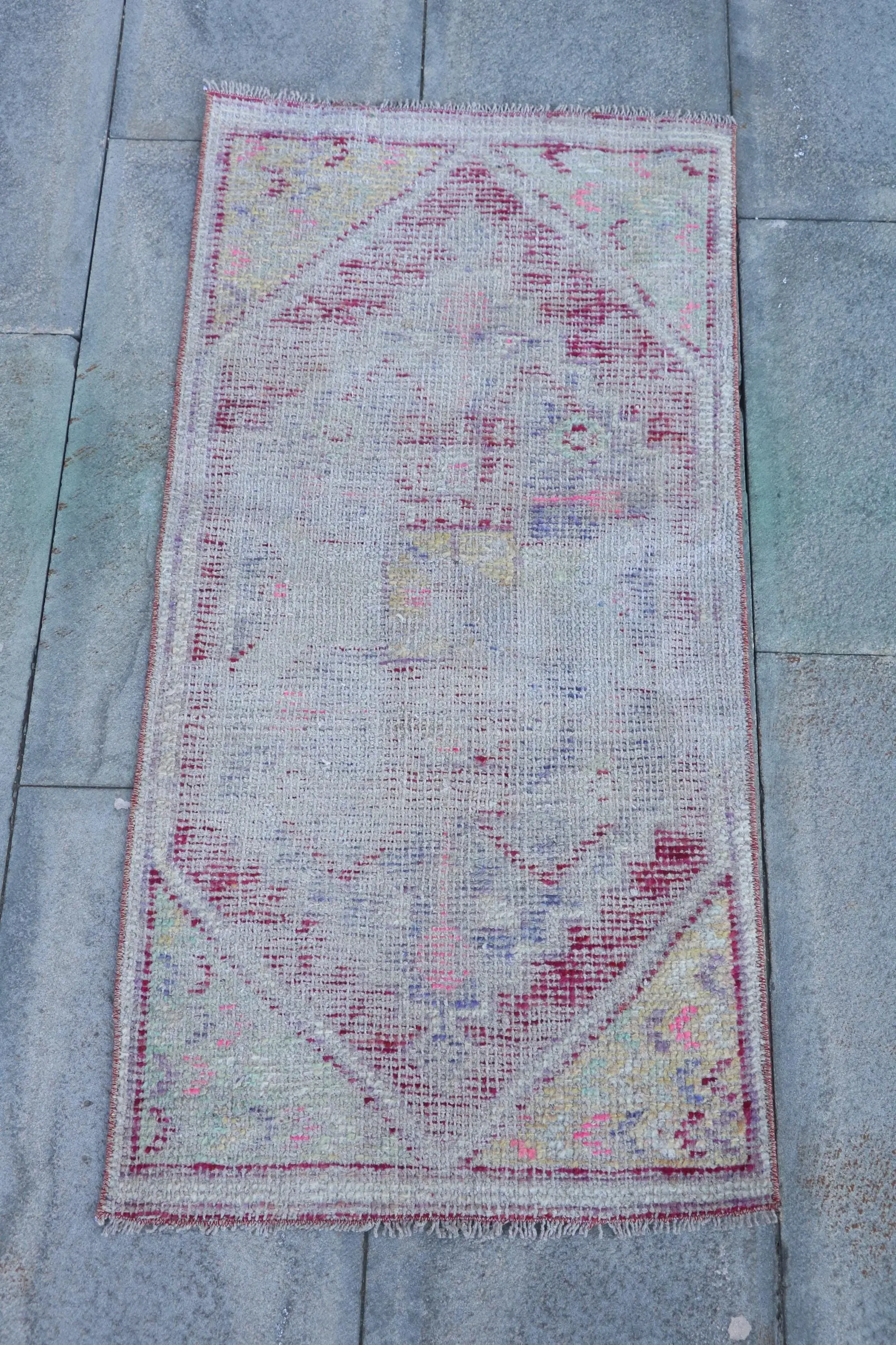 Alfombra turca de 1,7x3,37 pies, alfombra pequeña vintage, alfombra con estampado animal gris rojo - 1