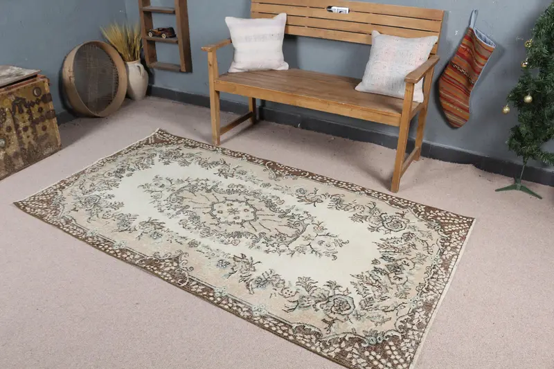 Eleganter beige-brauner Karoteppich, 3,7 x 6,9 Fuß