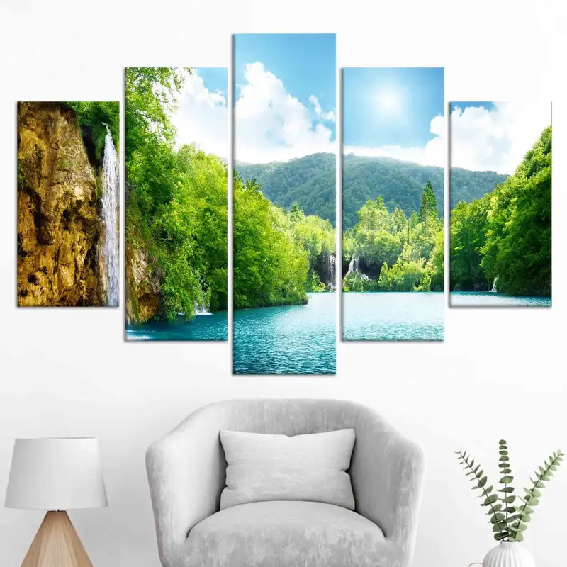 Elegante bedruckte Leinwand mit Blick auf den Wasserfall und den Wald – Nature's Serenity