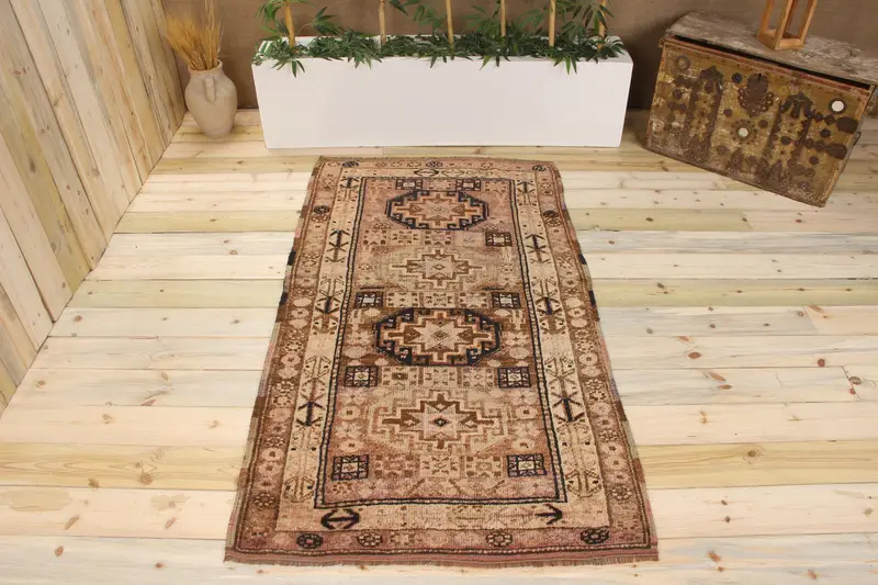 Handgefertigter Teppich mit braunem Karomuster, 0,3 x 0,5 Fuß, Beige-Akzent