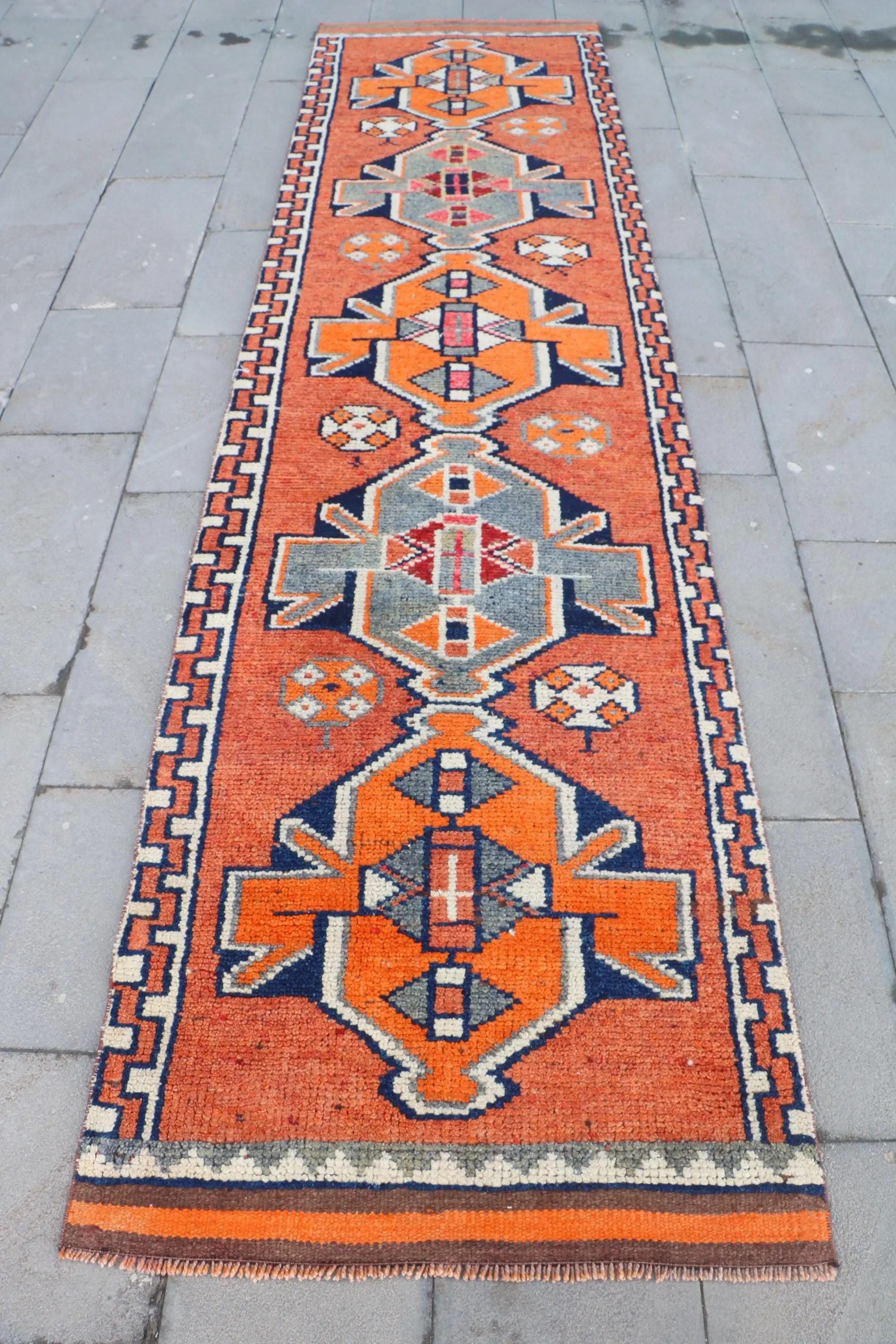 Türkischer Vintage-Teppich, 2,9 x 11,5 Fuß großer Läuferteppich, orangefarbener Herki-Blumenteppich - 1