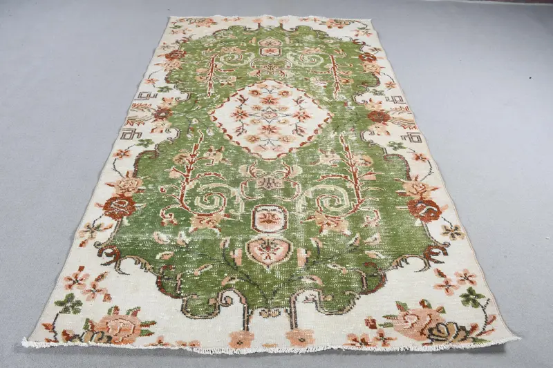 Türk Vintage Halı, 5.1x8.3 ft Oushak Halı, Yeşil Beyaz Hayvan Baskı Yün Halı - 1