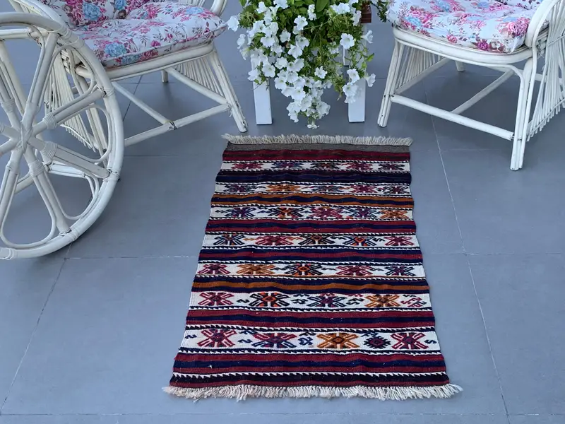 Türkischer Vintage-Teppich, 2,2 x 3,9 Fuß großer Kelimteppich, roter orientalischer Wollteppich - 1