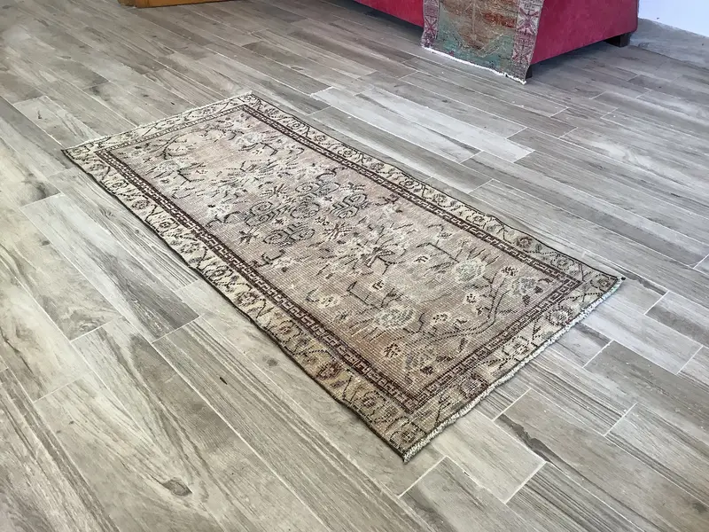 Lila Teppich, 2,83 x 6,17 Fuß, klarer Akzent