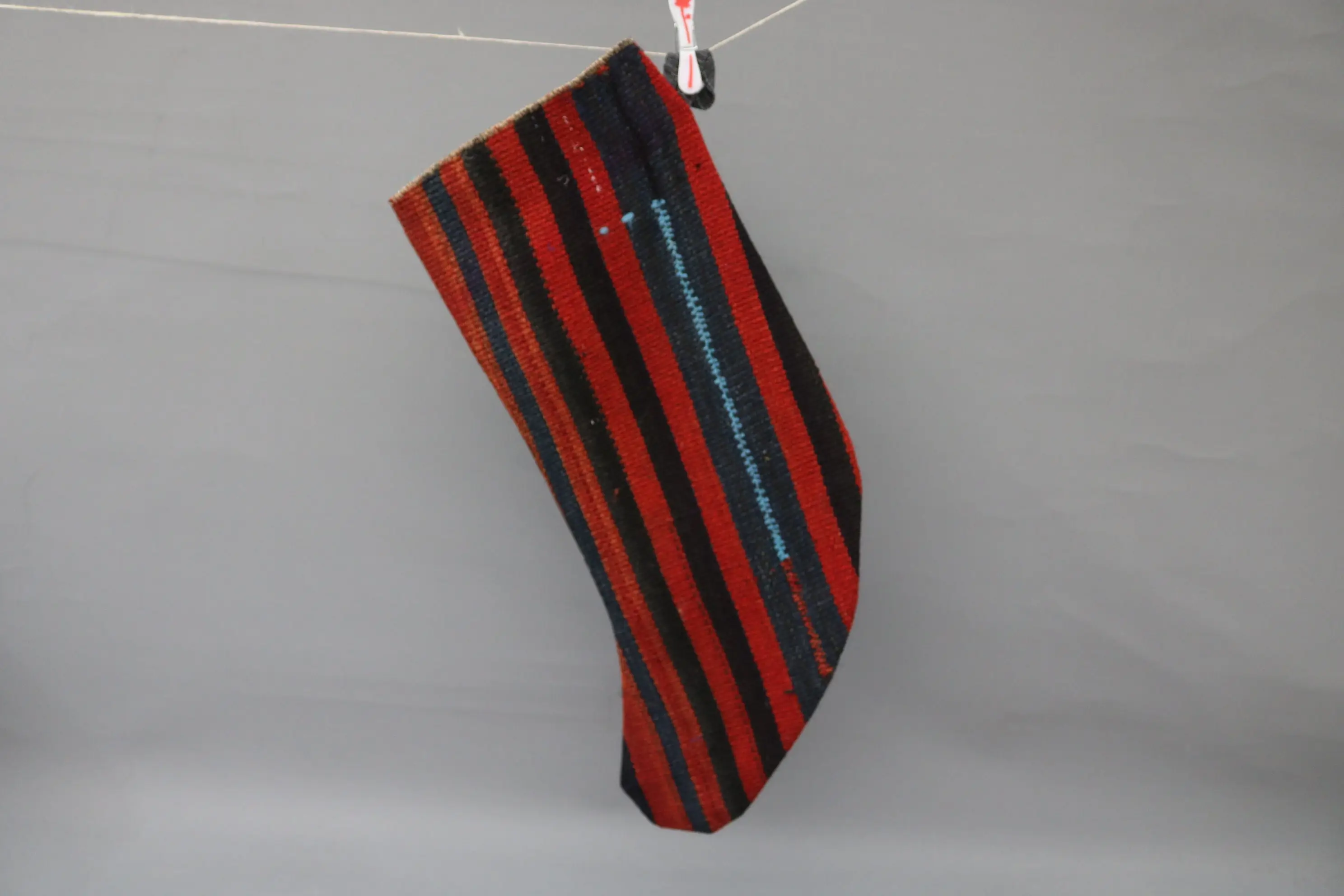 Roter Weihnachtsstrumpf mit schwarzen Ornamenten, 9 Zoll breiter Strumpf - 1