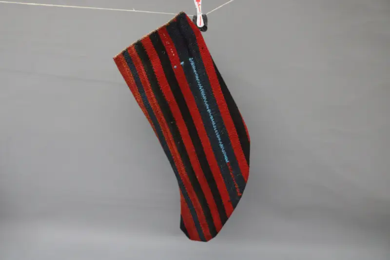 Siyah Süslü Kırmızı Noel Çorabı, 9 İnç Genişliğinde Çorap