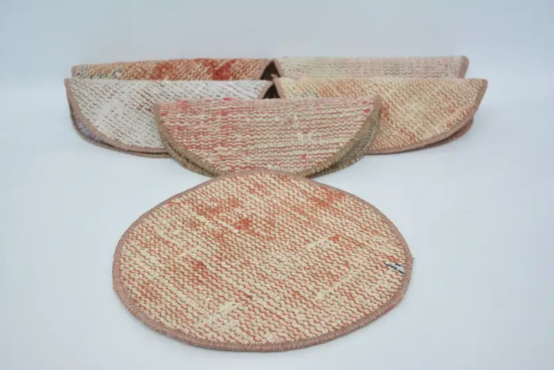 Elegantes manteles individuales rojos y beige, decoración de cocina premium