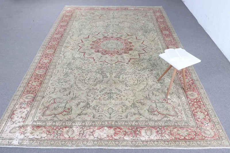 手作りのグリーン&レッドラグ、0.7x12.2フィートのボタニカルデザイン