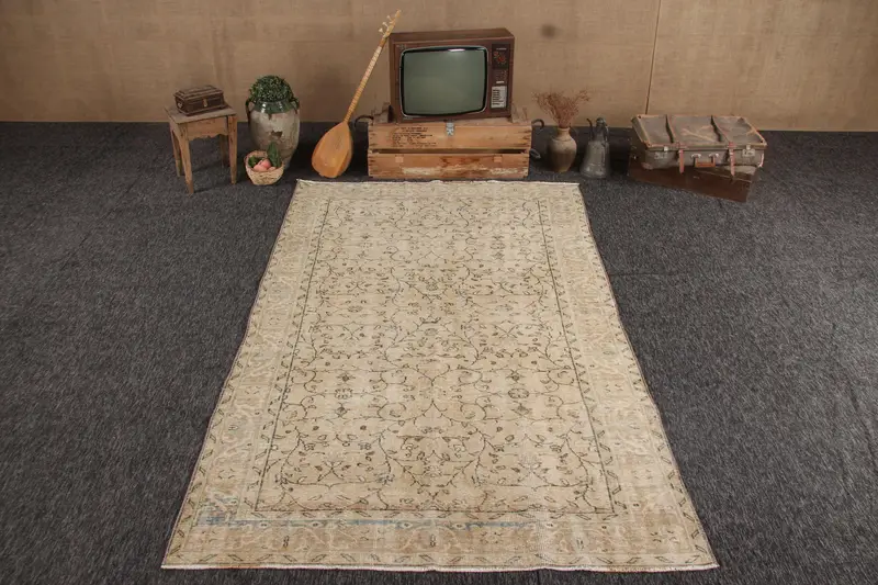 Alfombra turca grande de 5,5x9,3 pies, alfombra vintage con estampado animal beige - 1