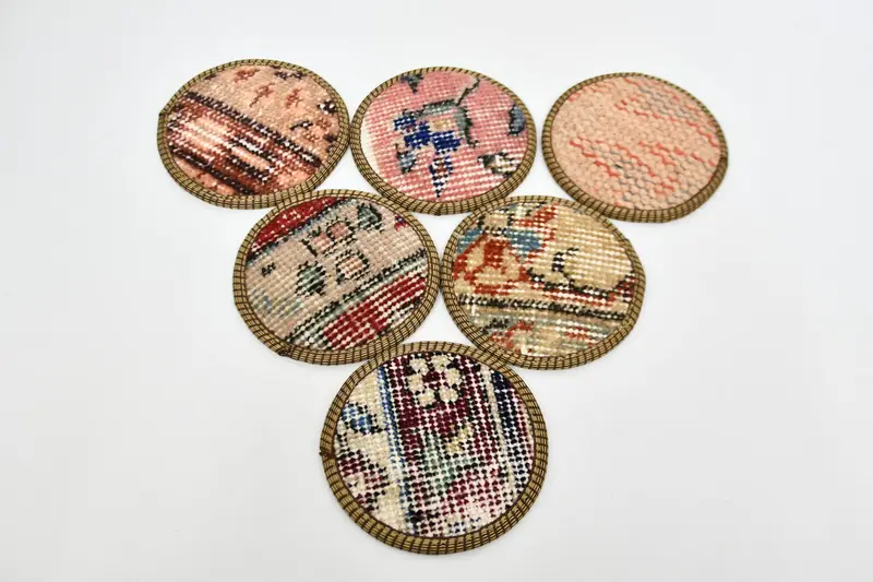 Elegantes posavasos de alfombras beige y bronce, posavasos de decoración de cocina premium