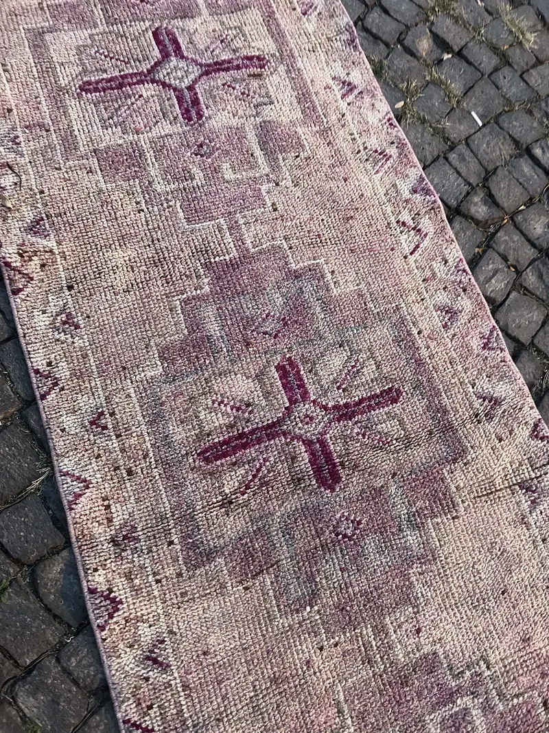 エレガントなピンクのオリエンタルラグ、2.9x10.9フィート、パープルのアクセント付き