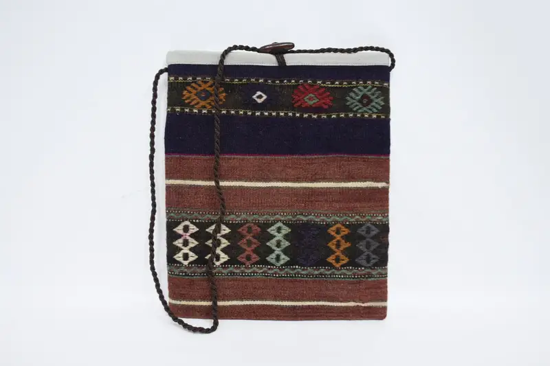 ヴィンテージモチーフのウールショルダーバッグ、ファスナー開閉キリムバッグ
