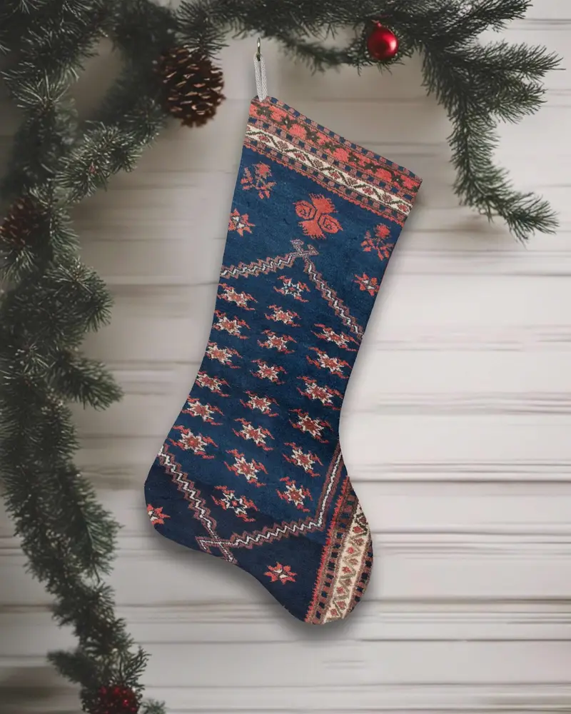 お祝いの青と赤のクリスマスオーナメントストッキング、居心地の良いコットンホリデーソックス