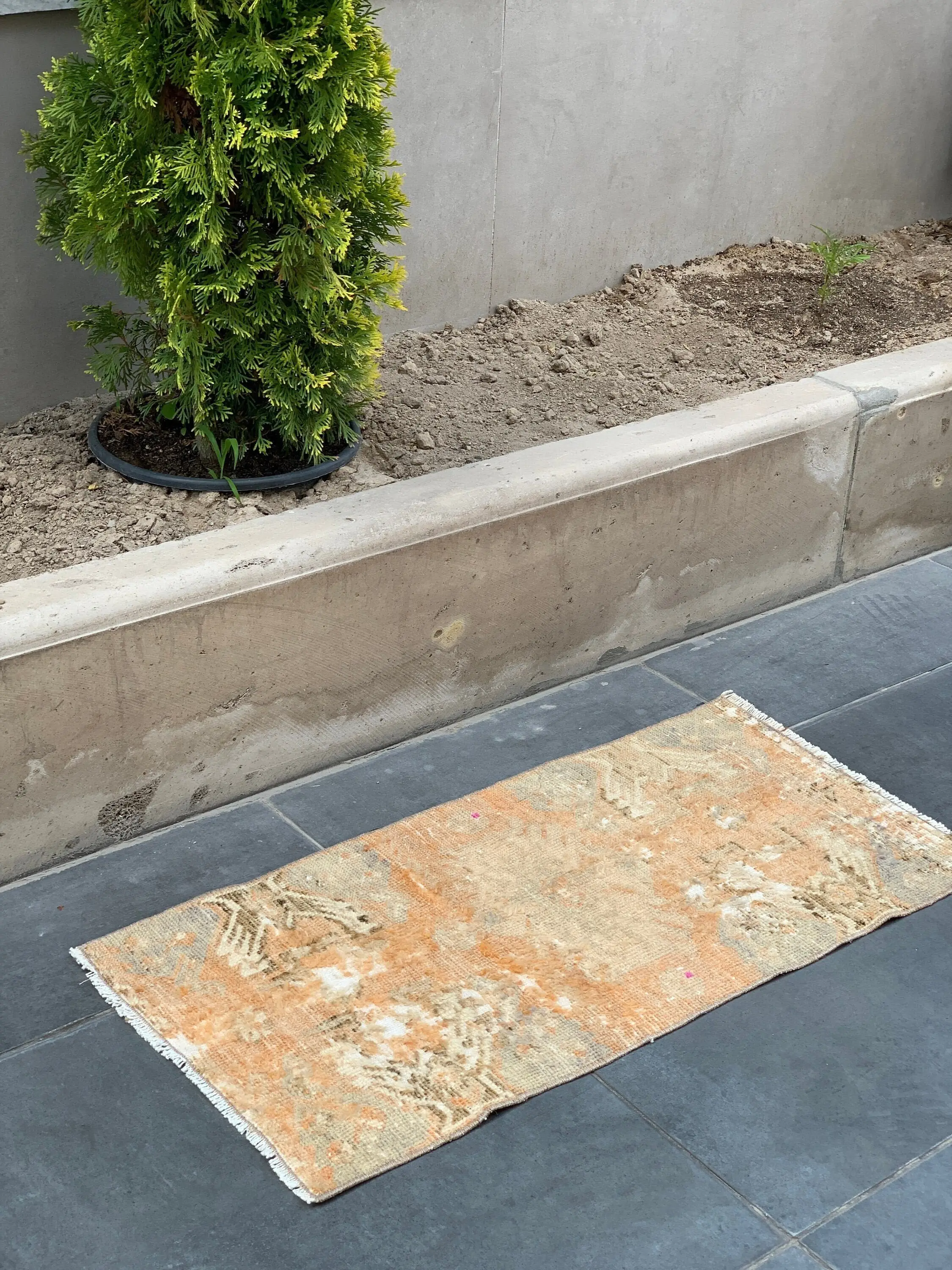 1,5 x 3 Fuß kleiner türkischer Vintage-Teppich, orangefarbener orientalischer Wollteppich - 1