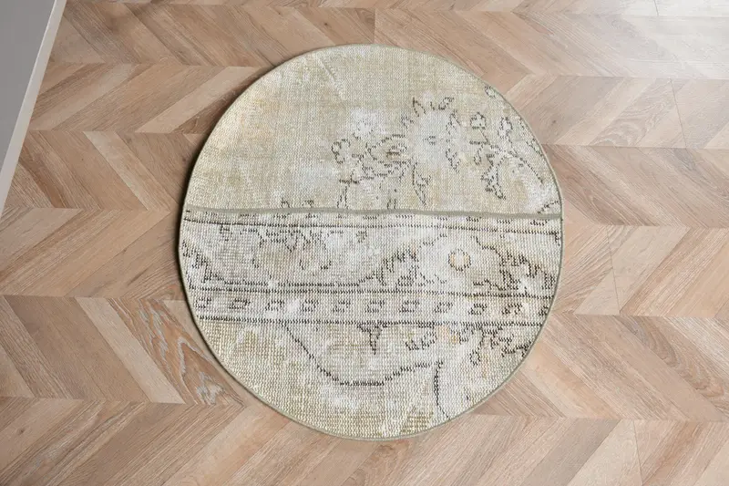 Elegant Beige Rug, 2.4x2.9 ft Geometric Floral Design