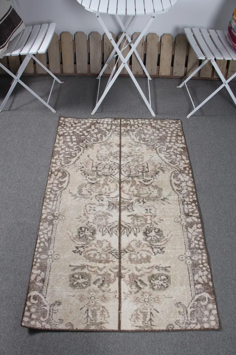 Elegant Beige Persian Rug, 2,8x4,4 ft with Brown Accents