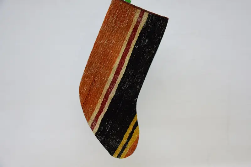 Roter Weihnachtsstrumpf mit braunen Ornamenten, festliche Weihnachtsdekoration