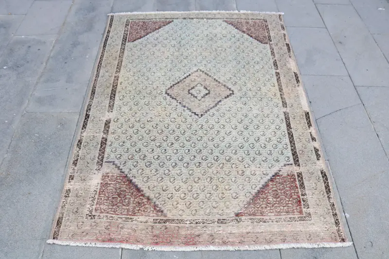 Türkischer Akzentteppich 3,8 x 5,3 Fuß (117 x 161 cm), abstrakter Vintage-Teppich in Oushak-Rot - 1