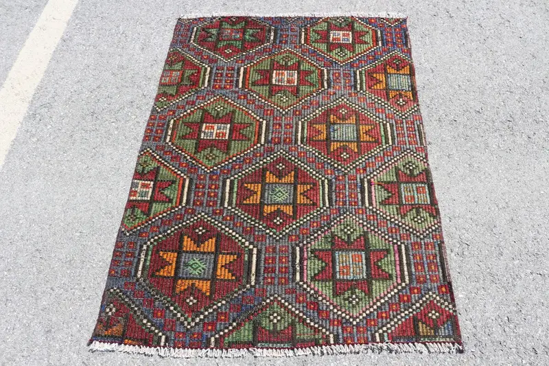 Vintage kleiner Teppich 3,2x4,4 ft (97x133 cm), türkischer Kelim-Patchwork-Teppich - 1