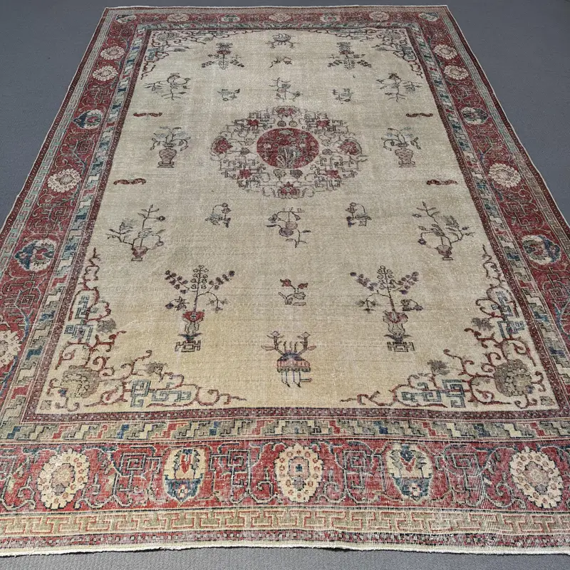 Elegante alfombra beige con borde rojo, 6,2x11,1 pies