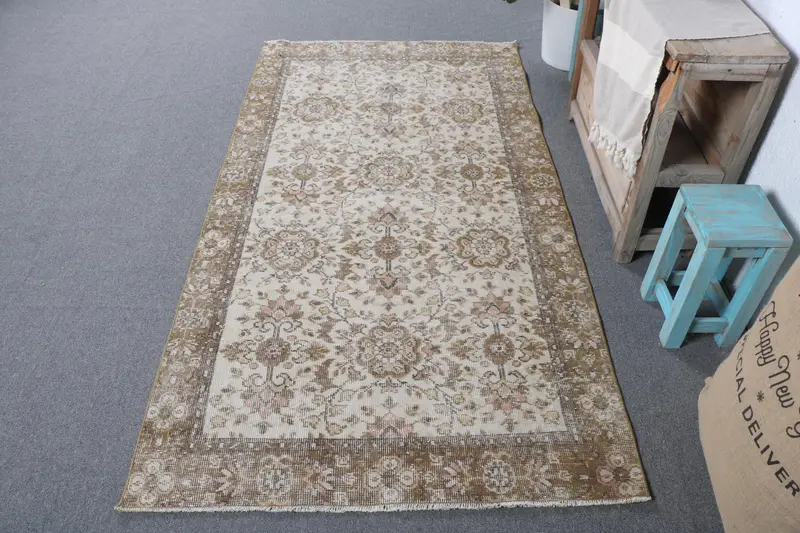 Eleganter Perserteppich in Beige und Grün, 3,6 x 6,7 Fuß