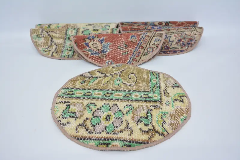 Elegante mantel individual verde y rojo, decoración de mesa duradera y elegante.