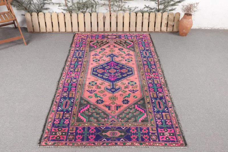Handgefertigter marokkanischer Teppich, 4,3 x 6,9 Fuß, Rosa und Blau