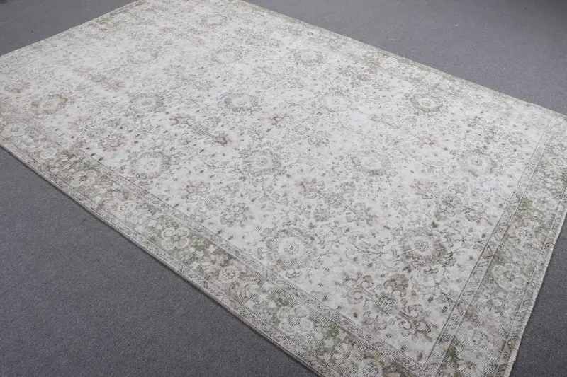 Elegant Beige Rug with Green Border, 176x270 cm