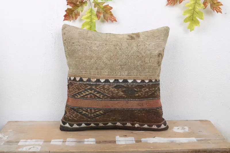 Beige & braunes Patchwork-Wurfkissen, handgefertigtes besticktes Kissen