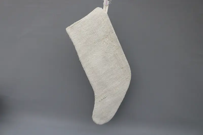 Medias navideñas beige con adornos blancos, medias festivas