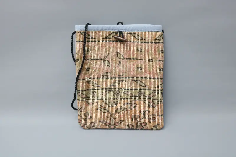 調節可能なストラップ付きキリムバッグ、ヴィンテージモチーフのウールクロスボディバッグ