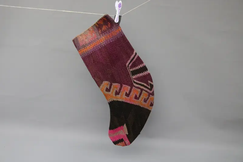 Calcetín navideño morado festivo con adornos, calcetín navideño de 9 pulgadas