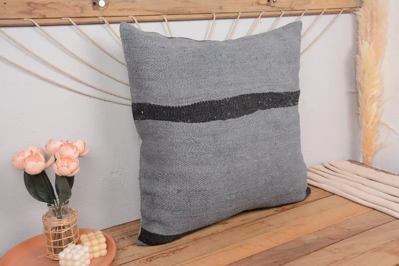 Grau-braun gestreiftes Wurfkissen, 28x28 besticktes Kissen