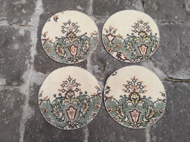 Grauer Orientteppich, 1,42 x 1,42 Fuß mit grünen Akzenten