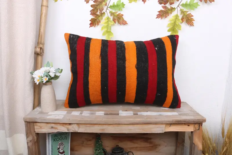 Handgefertigtes gestreiftes Leinenkissen, Vintage besticktes Kissen