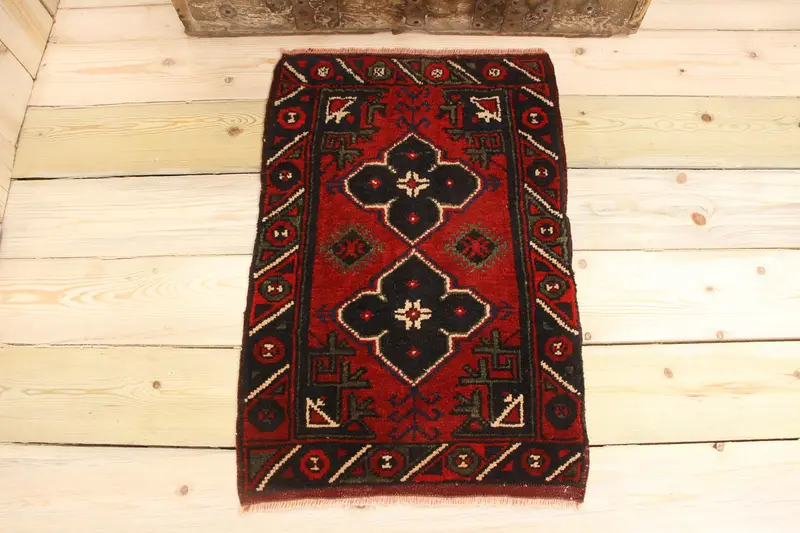 Handgefertigter Patchwork-Teppich in Rot und Blau, 0,1 x 2,4 Fuß