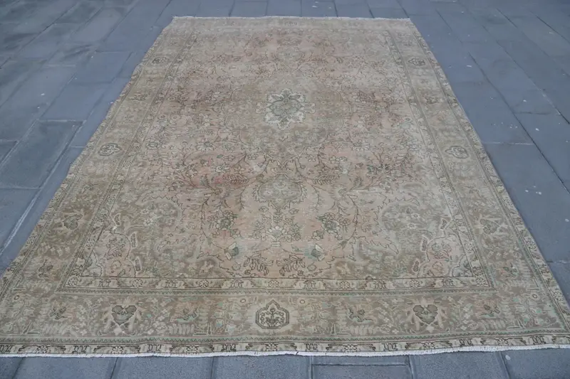 Alfombra vintage turca, alfombra Oushak de 6,7x9,5 pies, alfombra de lana de lunares marrón - 1