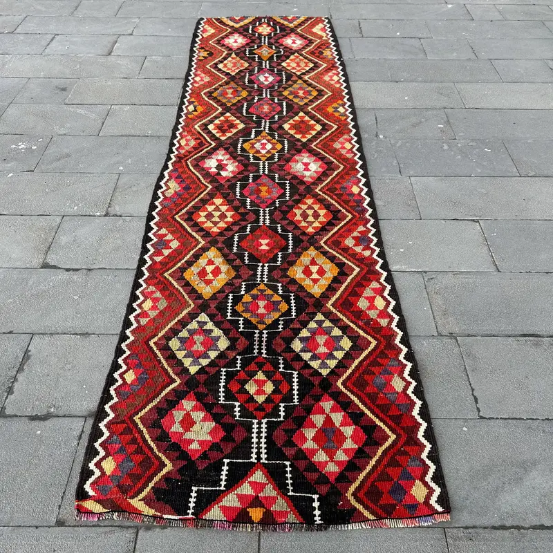 Zarif Siyah Fas Halısı, Kırmızı Desenli 3,1x11 ft