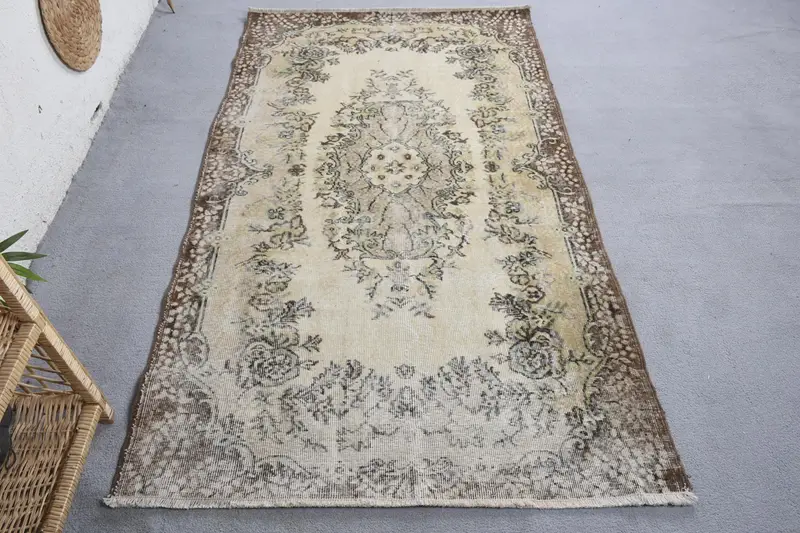 Elegante alfombra persa beige y marrón, 118 x 204 pulgadas