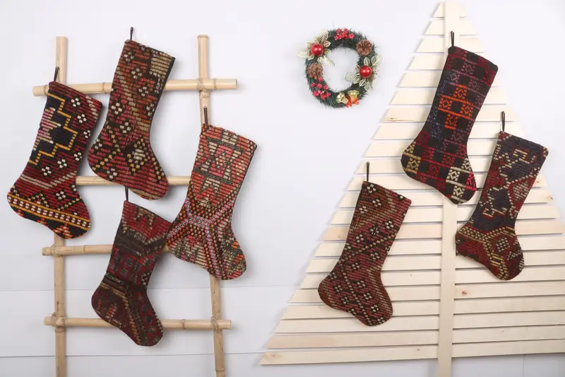 Patrón de adornos navideños festivos, calcetín navideño de 7 pulgadas de ancho