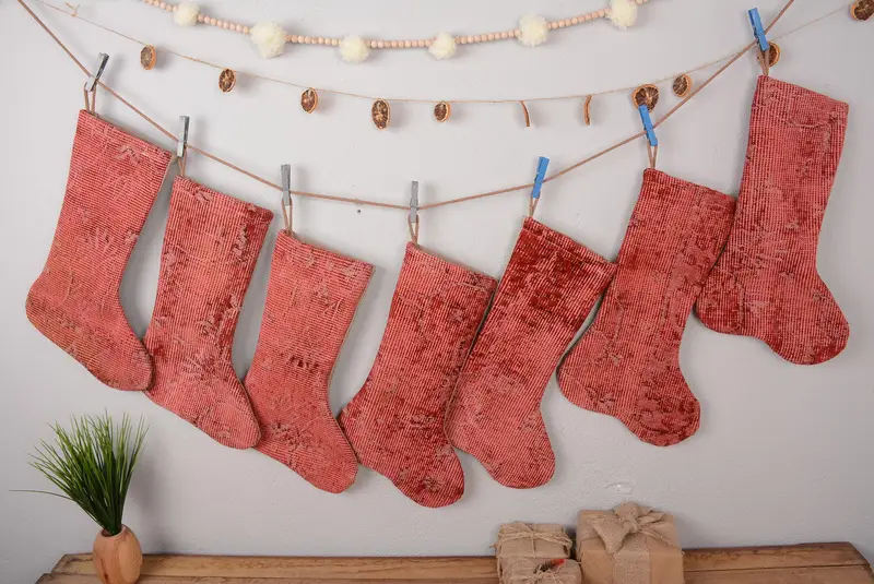 Şenlikli Pembe ve Kırmızı Noel Süsleri Çorabı, Tatil Dekoru
