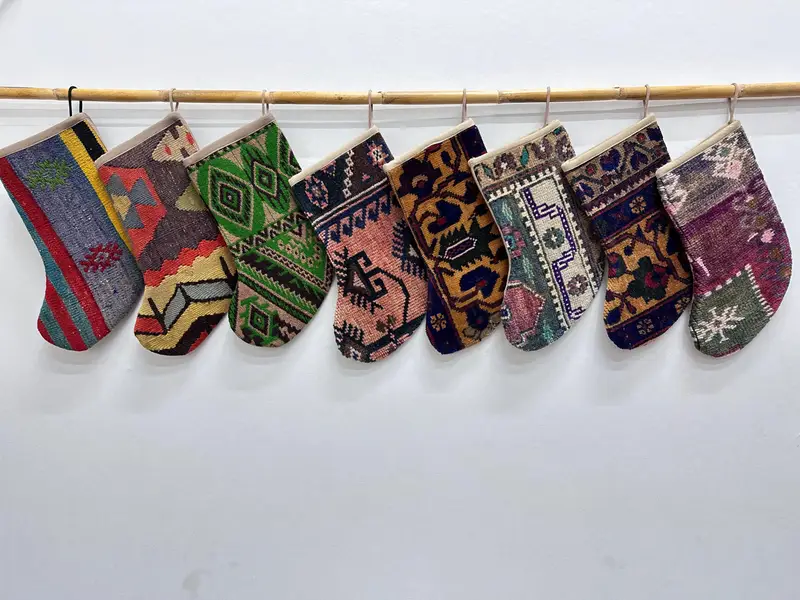 Şenlikli Noel Süsleri Deseni, 7 İnç Geniş Tatil Çorabı