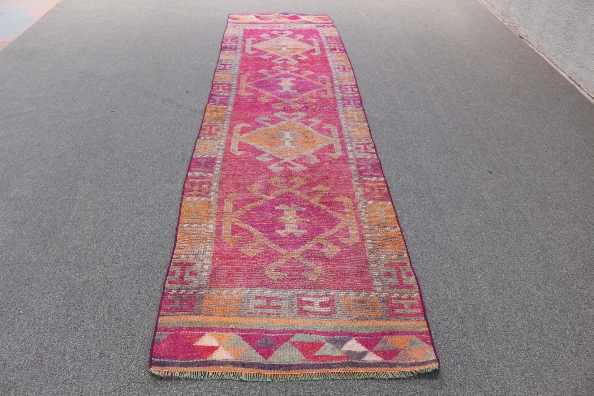 Türkischer Herki-Läuferteppich, 3 x 11,1 Fuß (91 x 339 cm), Vintage-Wollteppich mit rotem Tiermuster - 1