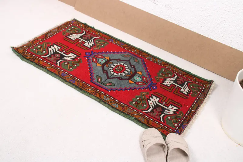Türkischer Vintage-Teppich 1,8 x 3,2 Fuß (56 x 96 cm), roter Oushak-Wollteppich - 1