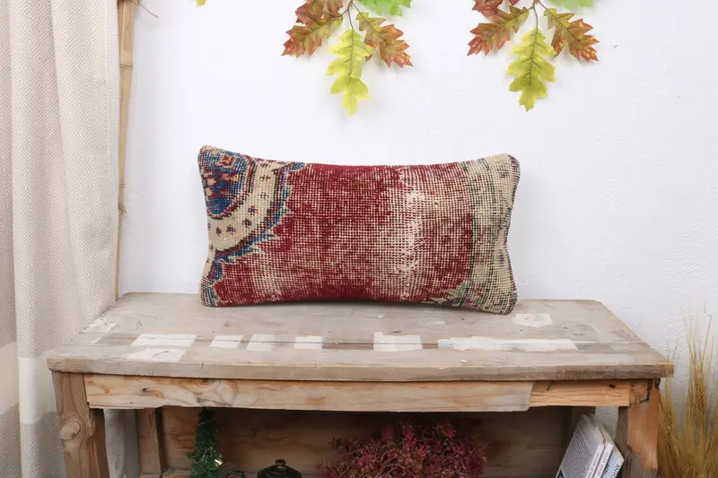 Kırmızı Keten Kırlent, Çiçek Nakışlı, Vintage Dikdörtgen Yastık